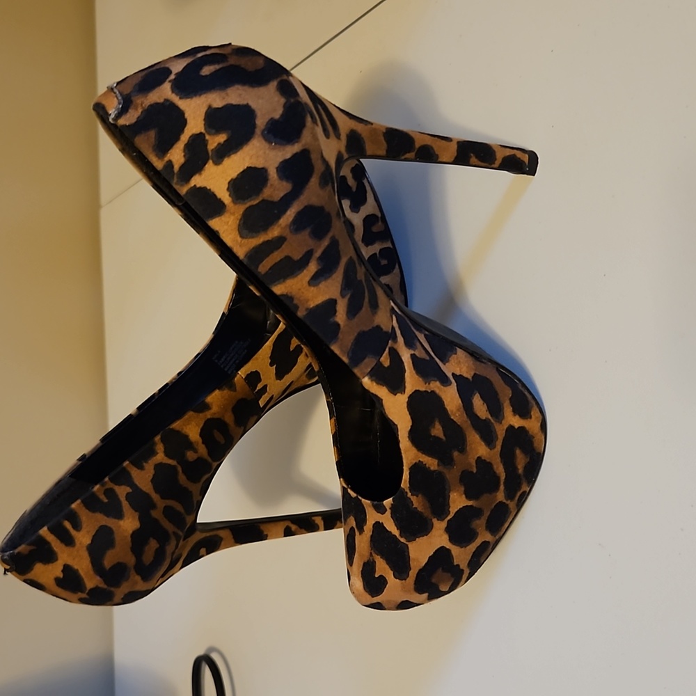 Leopard Print Pumps - Picture 2 of 5